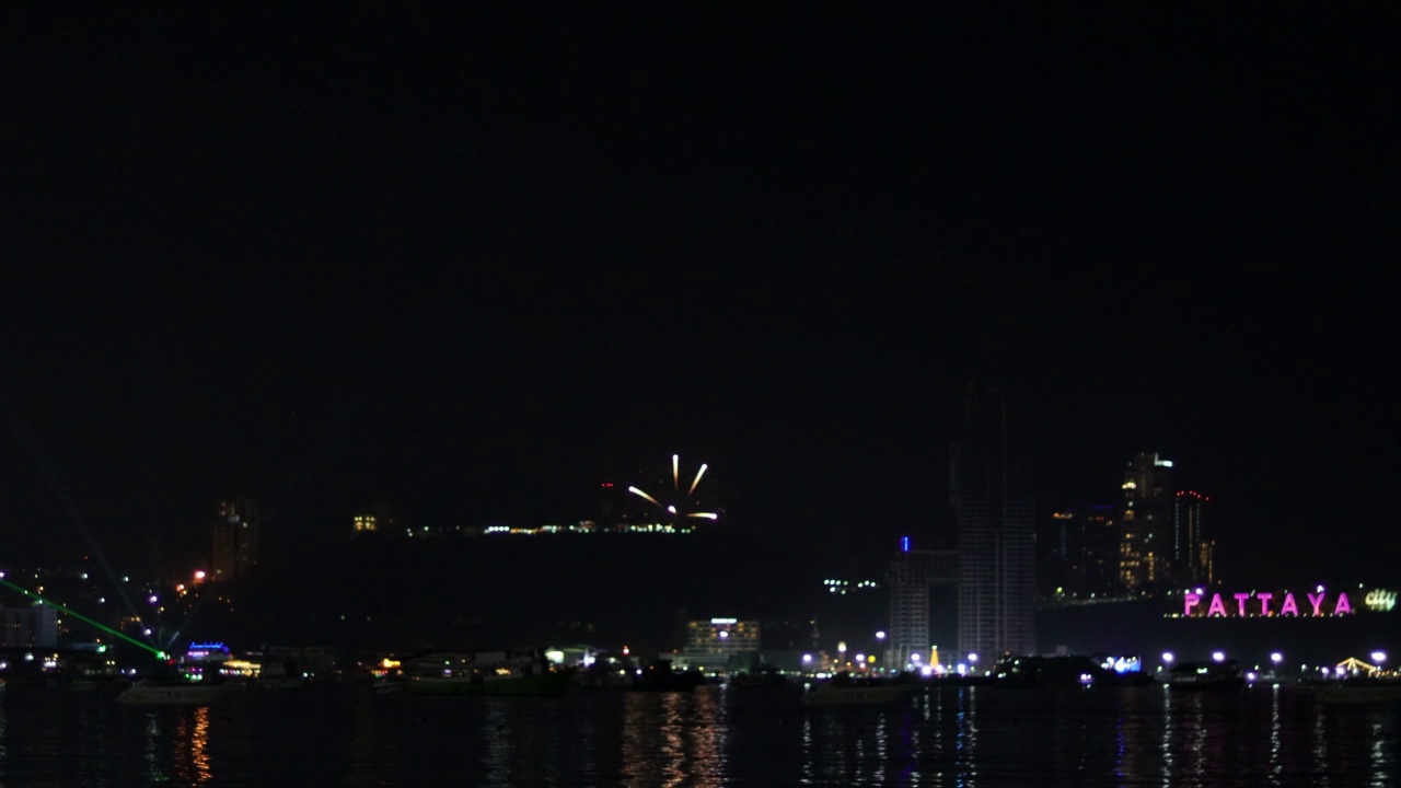 芭堤雅新年倒计时之夜，新年庆典
夜晚海上城市景观上空的烟火。节日喜庆庆典背景视频素材