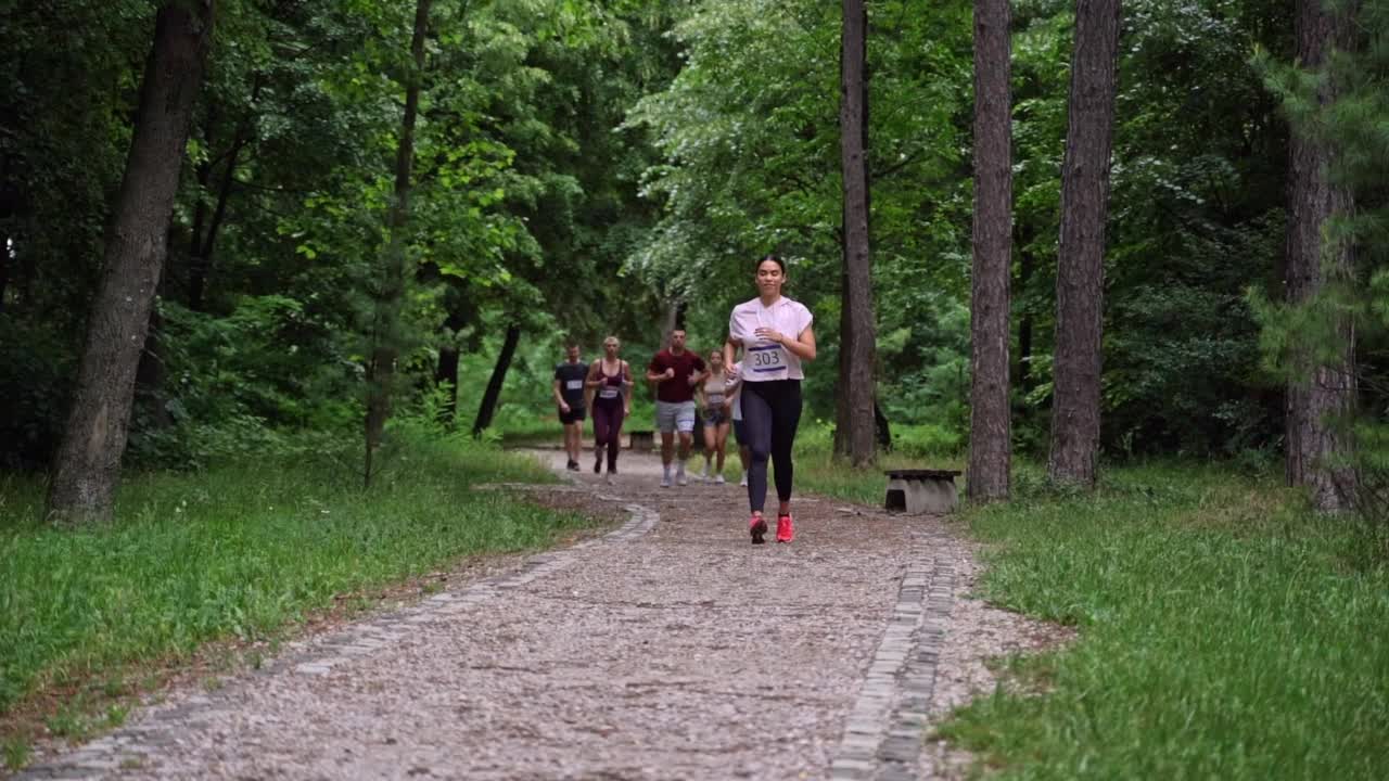 在马拉松比赛中跑步的一群人视频素材