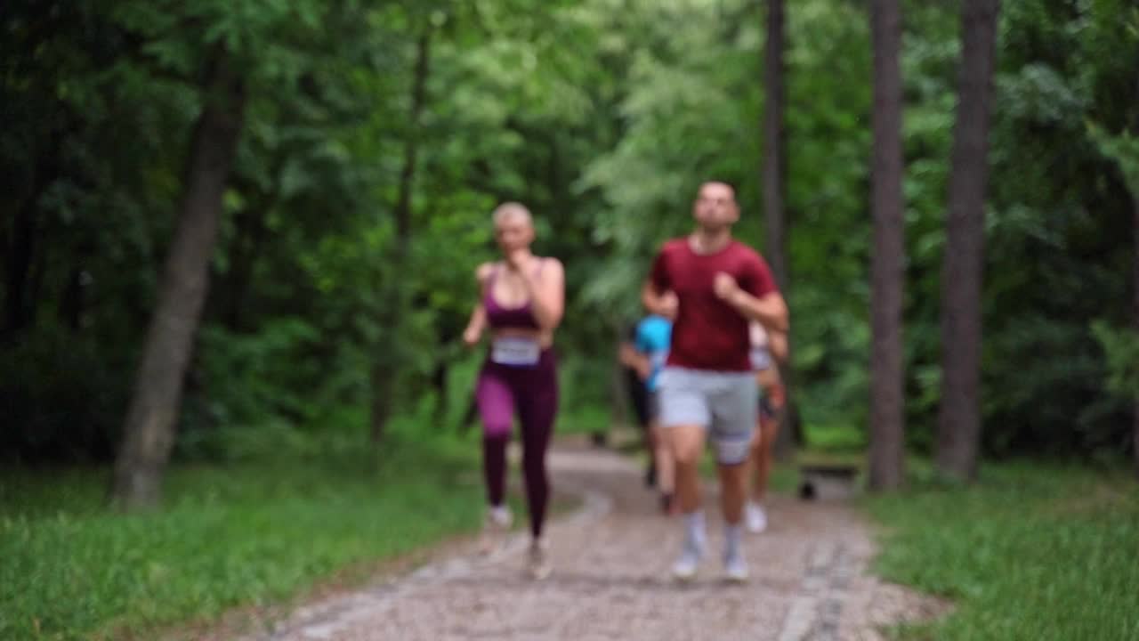 在马拉松比赛中跑步的一群人视频素材