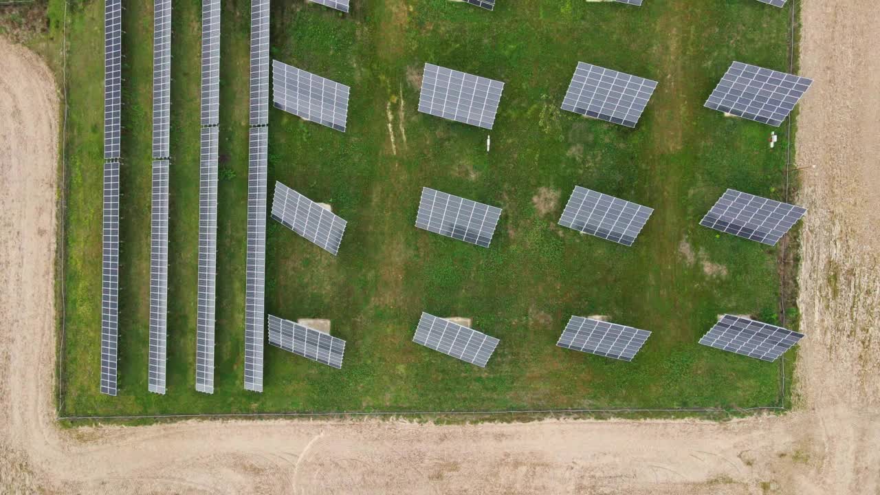 太阳能电池板，鸟瞰图。碳中和和可再生能源工厂。视频素材