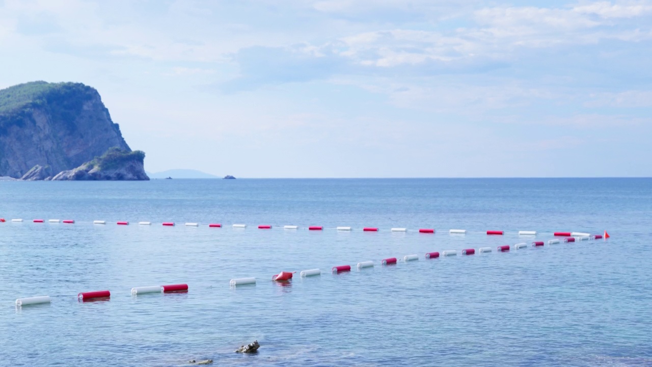 安全配备的救生游泳区。海水浴场围栏林立，景色优美。宁静的休息。视频素材