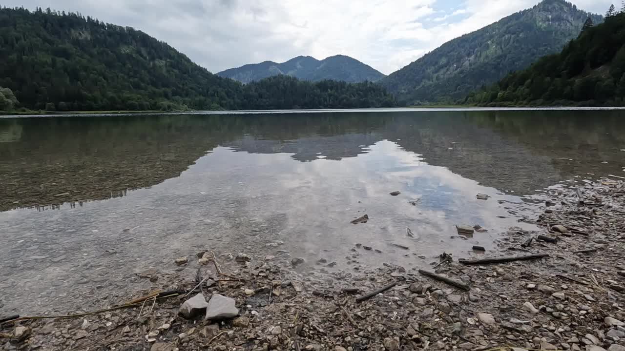 欧洲阿尔卑斯山令人惊叹的湖光山色视频素材