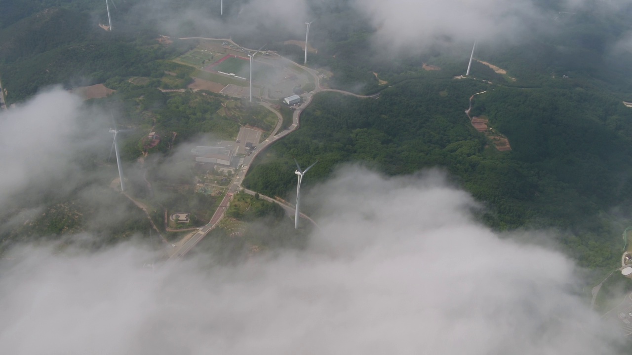 韩国庆尚北道盈德郡盈德郡盈德风力发电场上空的云海视频素材