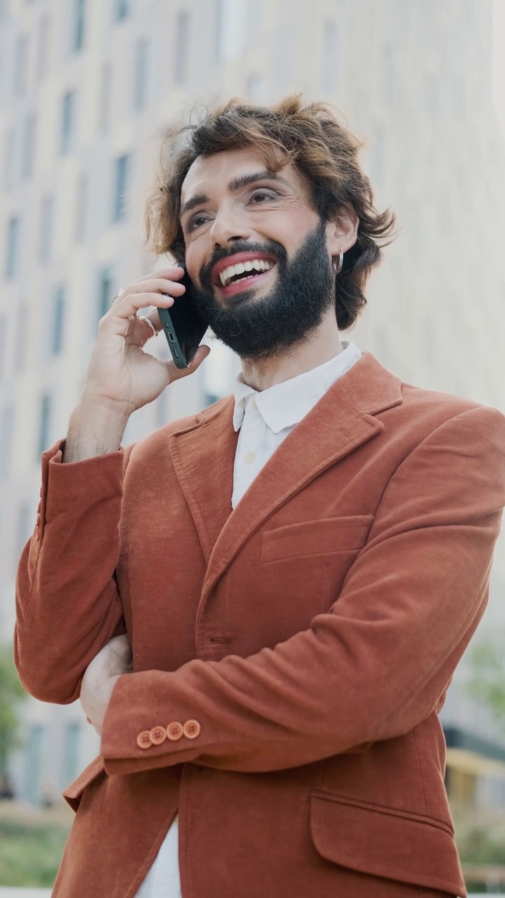 时髦的商人化着妆，站在金融区的街道上打电话。视频素材