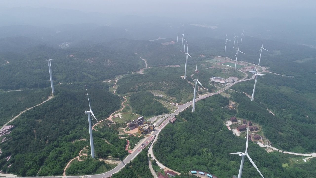 韩国庆尚北道盈德郡盈德郡的盈德风电场和自然的风力涡轮机视频素材