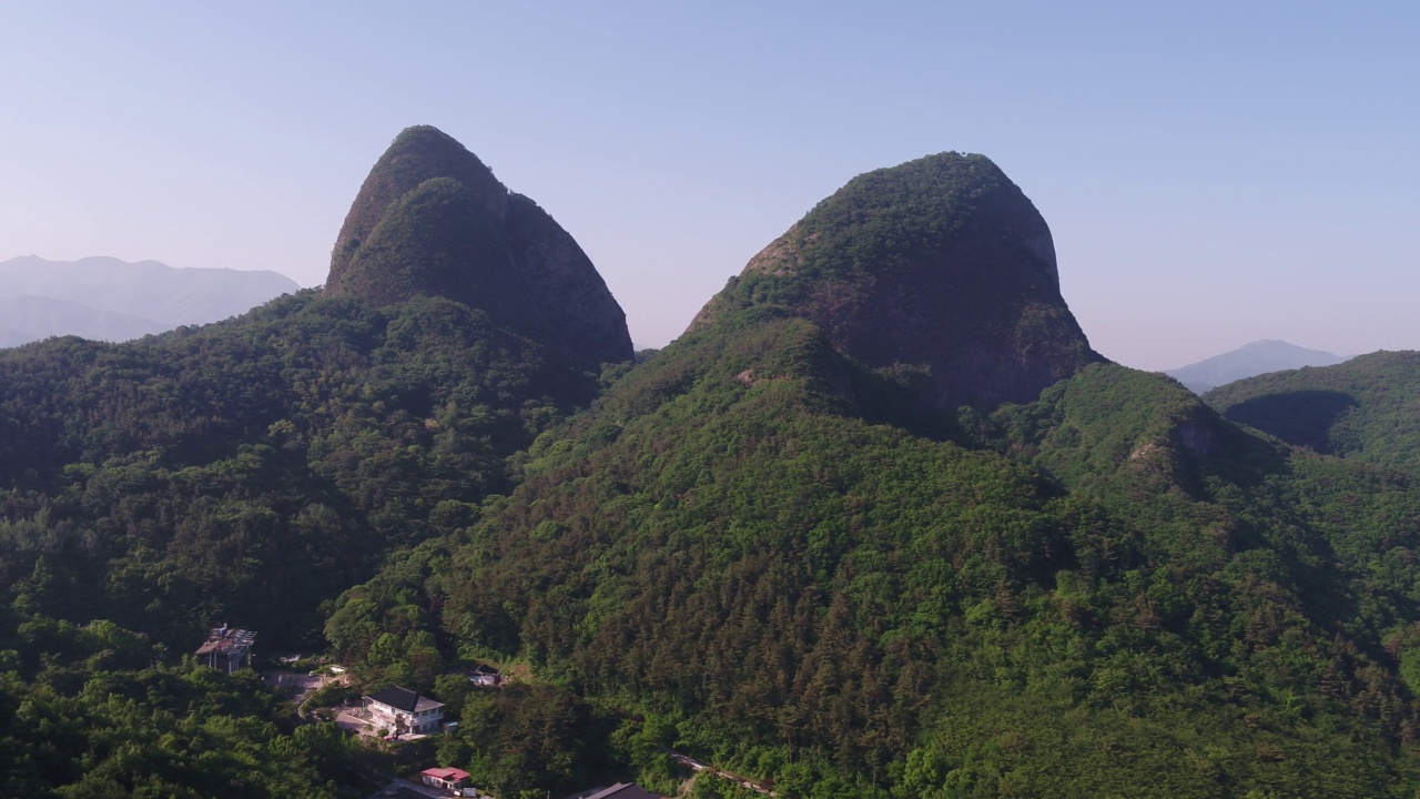 位于韩国全北郡马岭郡的马山山和建筑视频素材