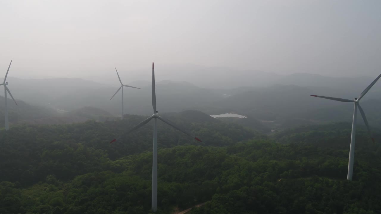 韩国庆尚北道盈德郡盈德郡的盈德风电场和自然的风力涡轮机视频素材