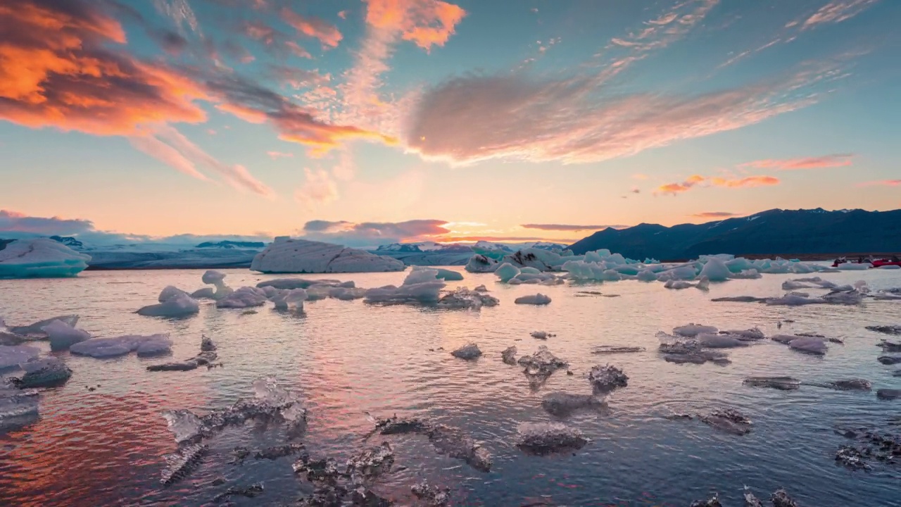 美丽的日落JÃ¶kulsÃ × rlÃ³n冰川河泻湖，冰山漂浮在冰岛大西洋上的VatnajÃ¶kull国家公园的南部视频素材