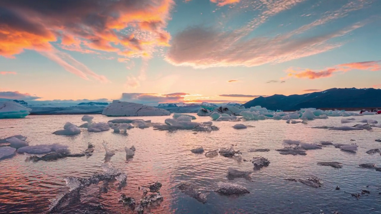 美丽的日落JÃ¶kulsÃ × rlÃ³n冰川河泻湖，冰山漂浮在冰岛大西洋上的VatnajÃ¶kull国家公园的南部视频素材