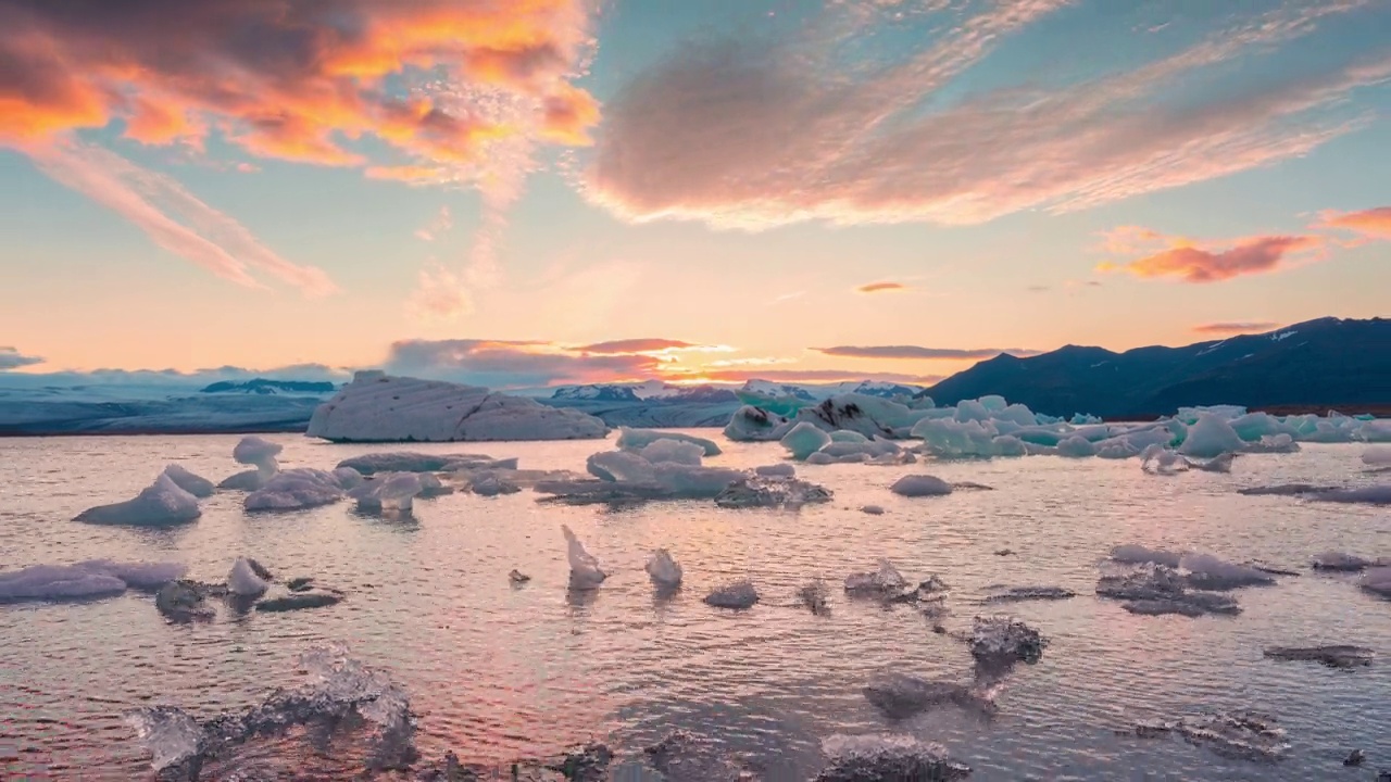 美丽的日落JÃ¶kulsÃ × rlÃ³n冰川河泻湖，冰山漂浮在冰岛大西洋上的VatnajÃ¶kull国家公园的南部视频素材