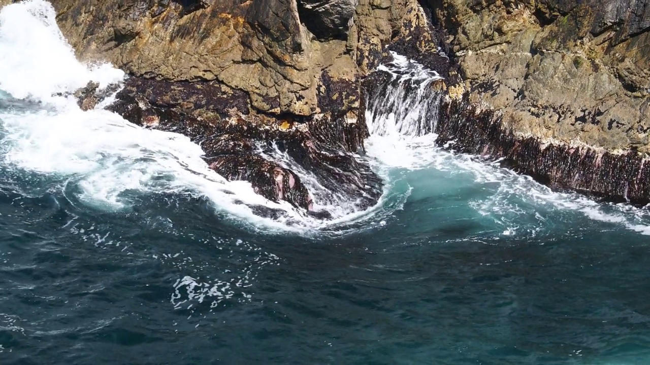 英国苏格兰设得兰群岛圣尼安岛海岸的慢动作海浪。视频素材