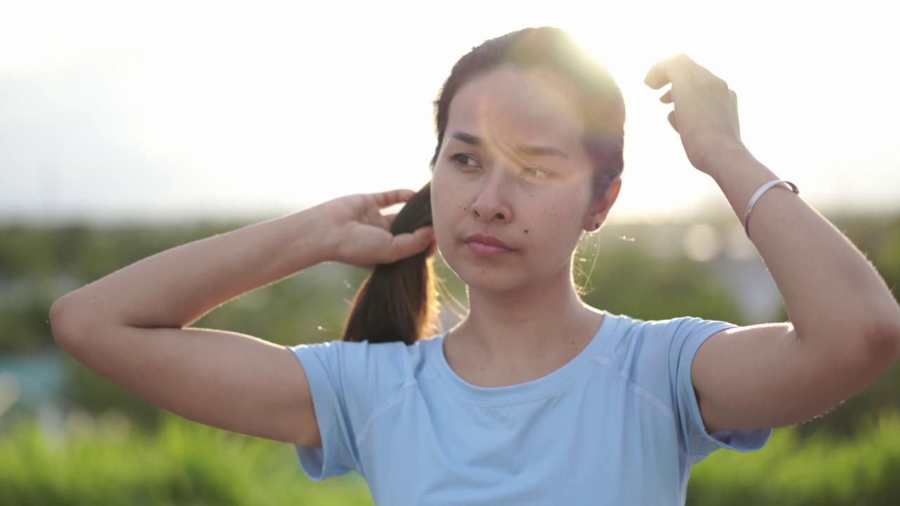 亚洲女性在锻炼后出汗。视频素材