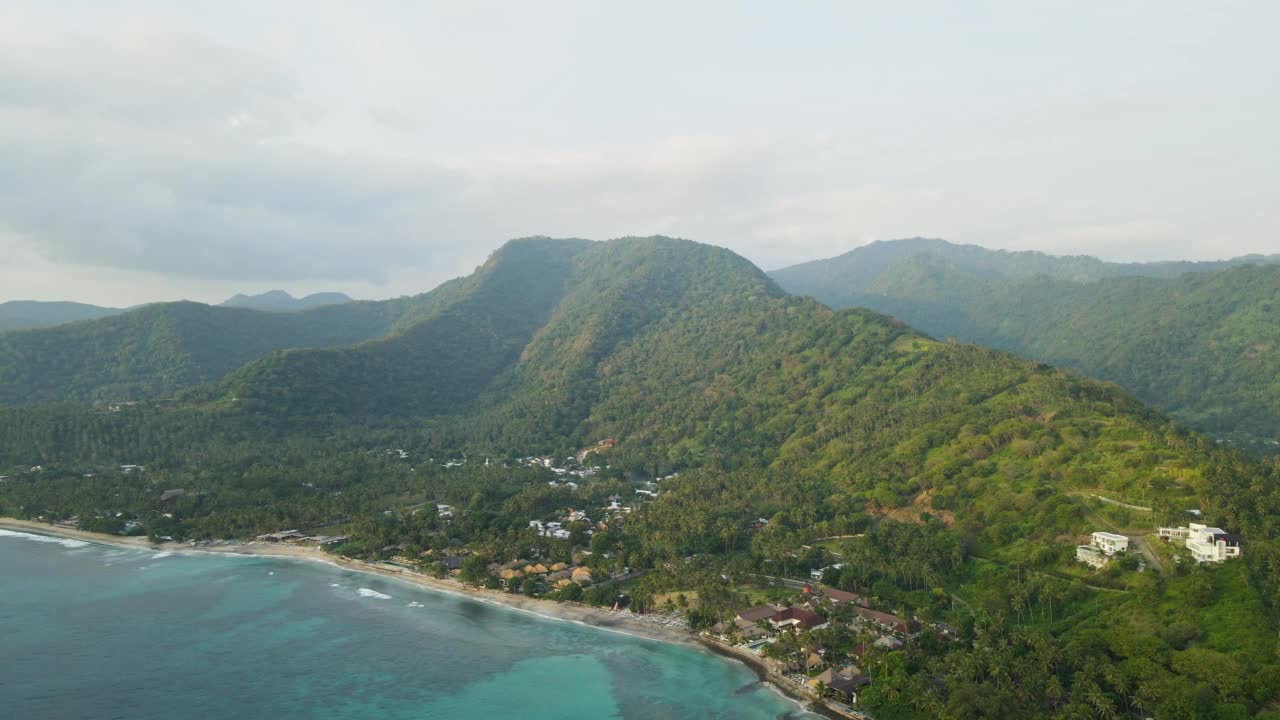 热带岛屿鸟瞰图，森林，桑吉吉海滩和下午的旅游视频下载