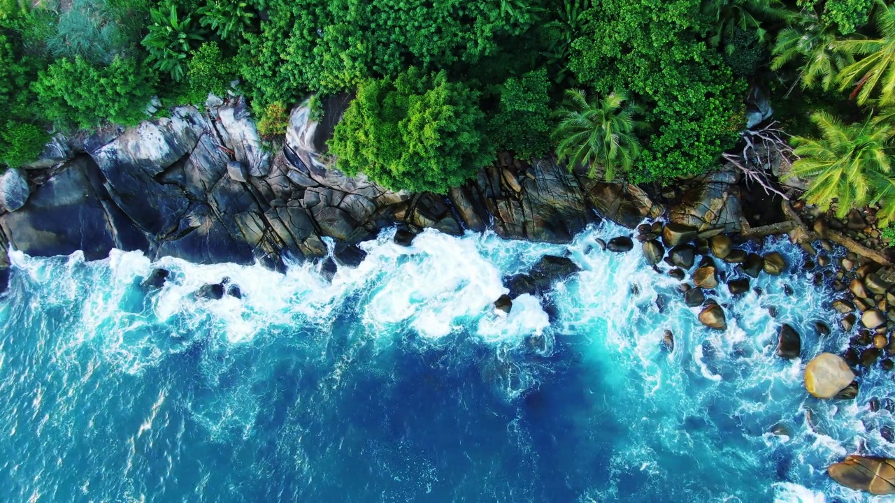 海浪海浪岩石绿松石滚动缓慢撞击岩石海岸线日落天堂椰子树岛。4k拷贝空间2022。没有人视频素材