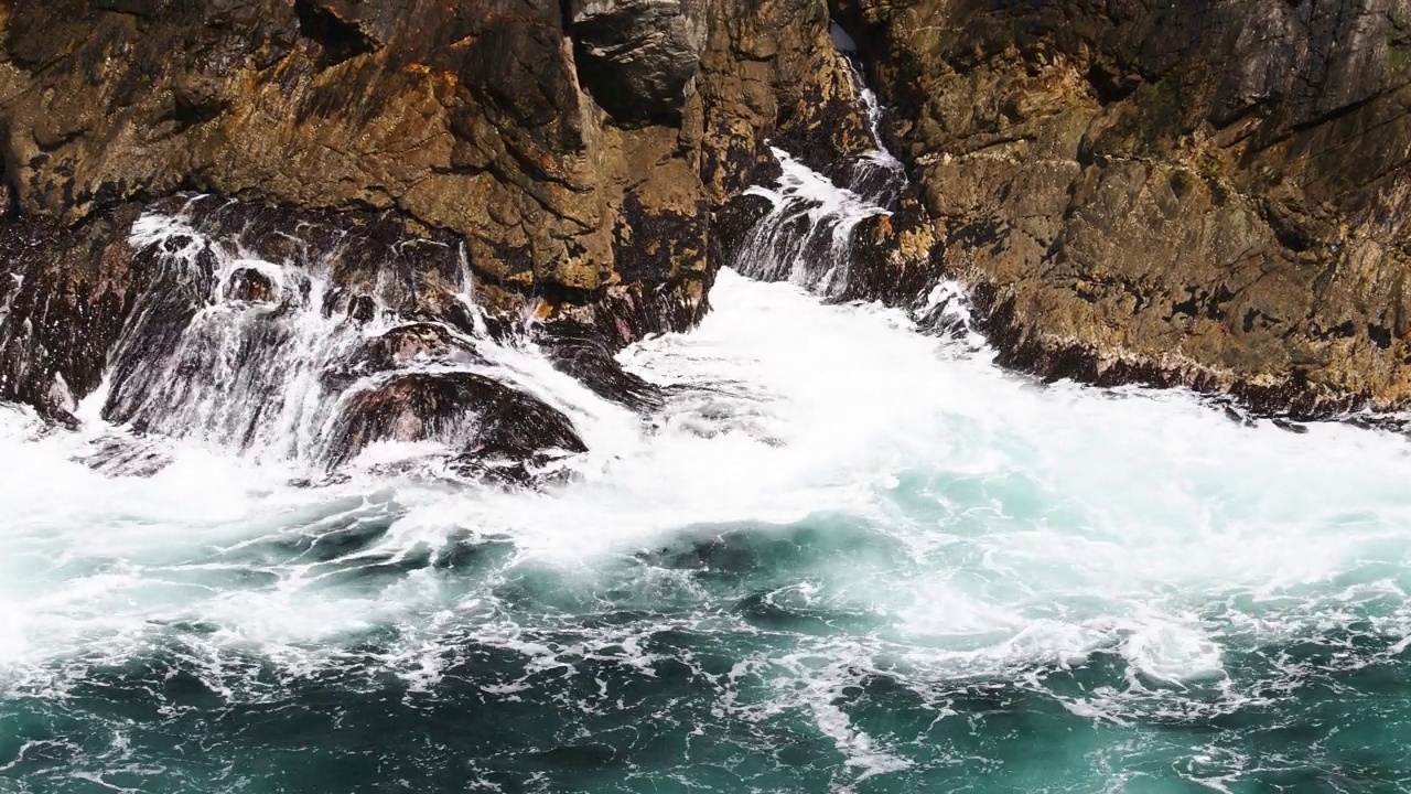 英国苏格兰设得兰群岛圣尼安岛海岸的慢动作海浪。视频素材