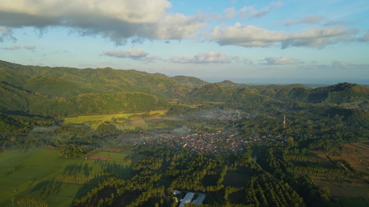 印尼农业土地的航拍视频在日出，山和雾的背景视频素材