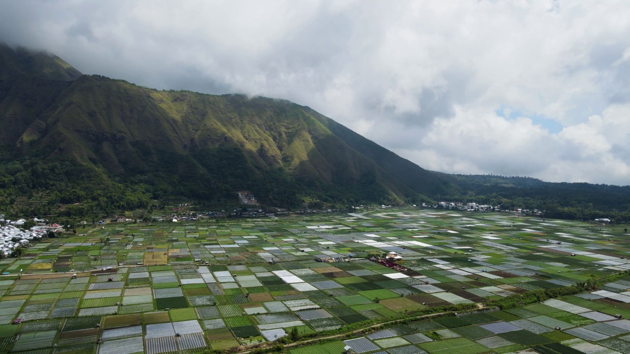 印尼农业用地的航拍视频。白天被小山包围视频下载