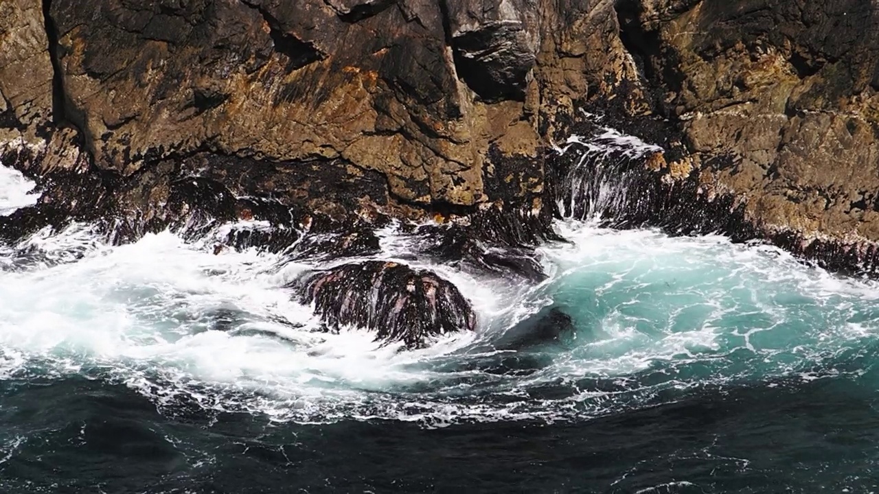 英国苏格兰设得兰群岛圣尼安岛海岸的慢动作海浪。视频素材