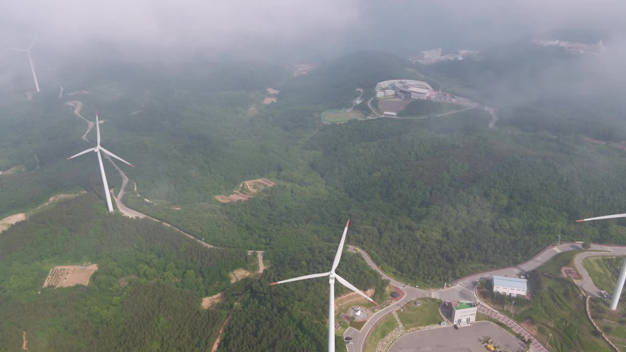 韩国庆尚北道盈德郡盈德郡盈德风力发电厂上空的云海和大自然视频素材