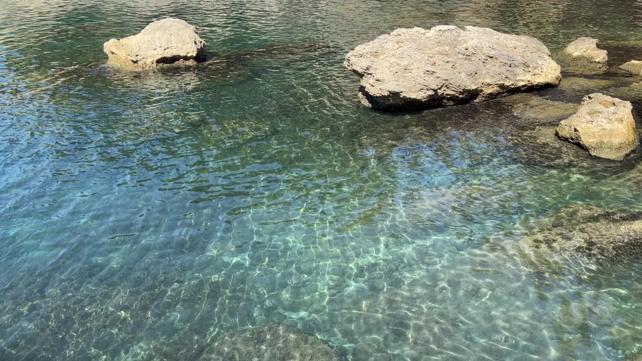 美丽的地中海在夏天阳光明媚的日子。风景优美的海岸岩石和松树。碧蓝的海水。视频素材