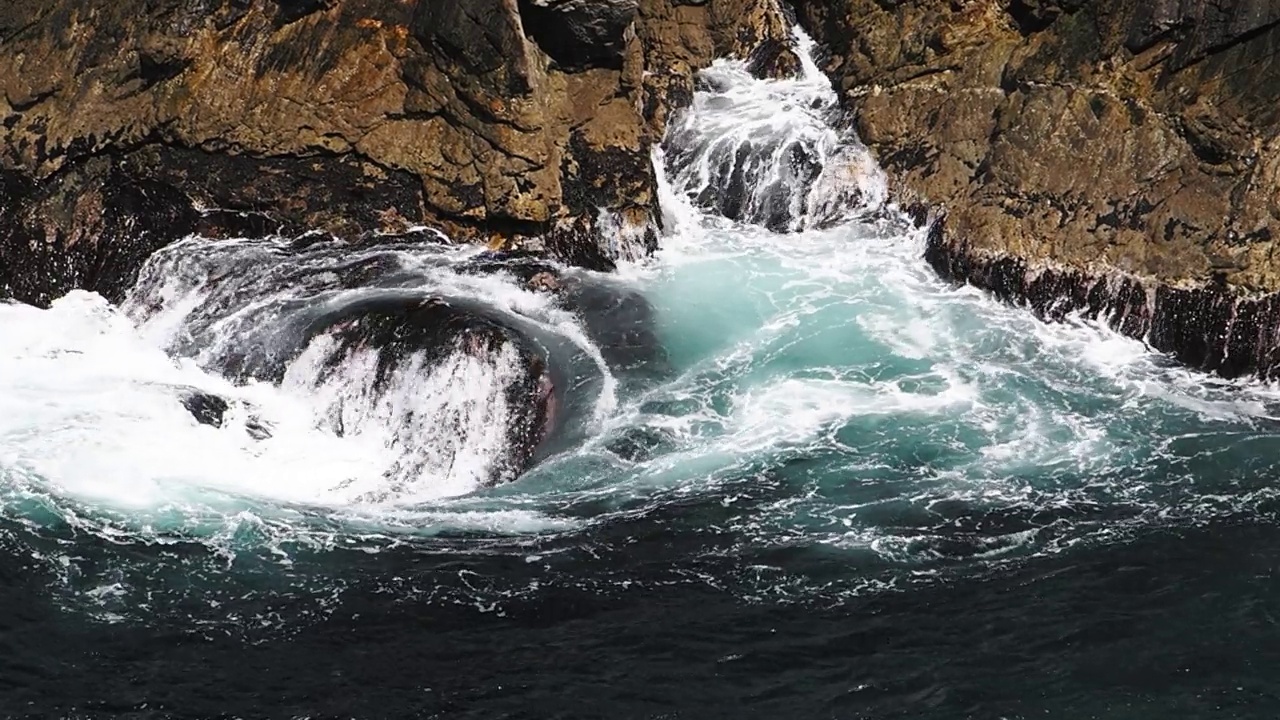 英国苏格兰设得兰群岛圣尼安岛海岸的慢动作海浪。视频素材