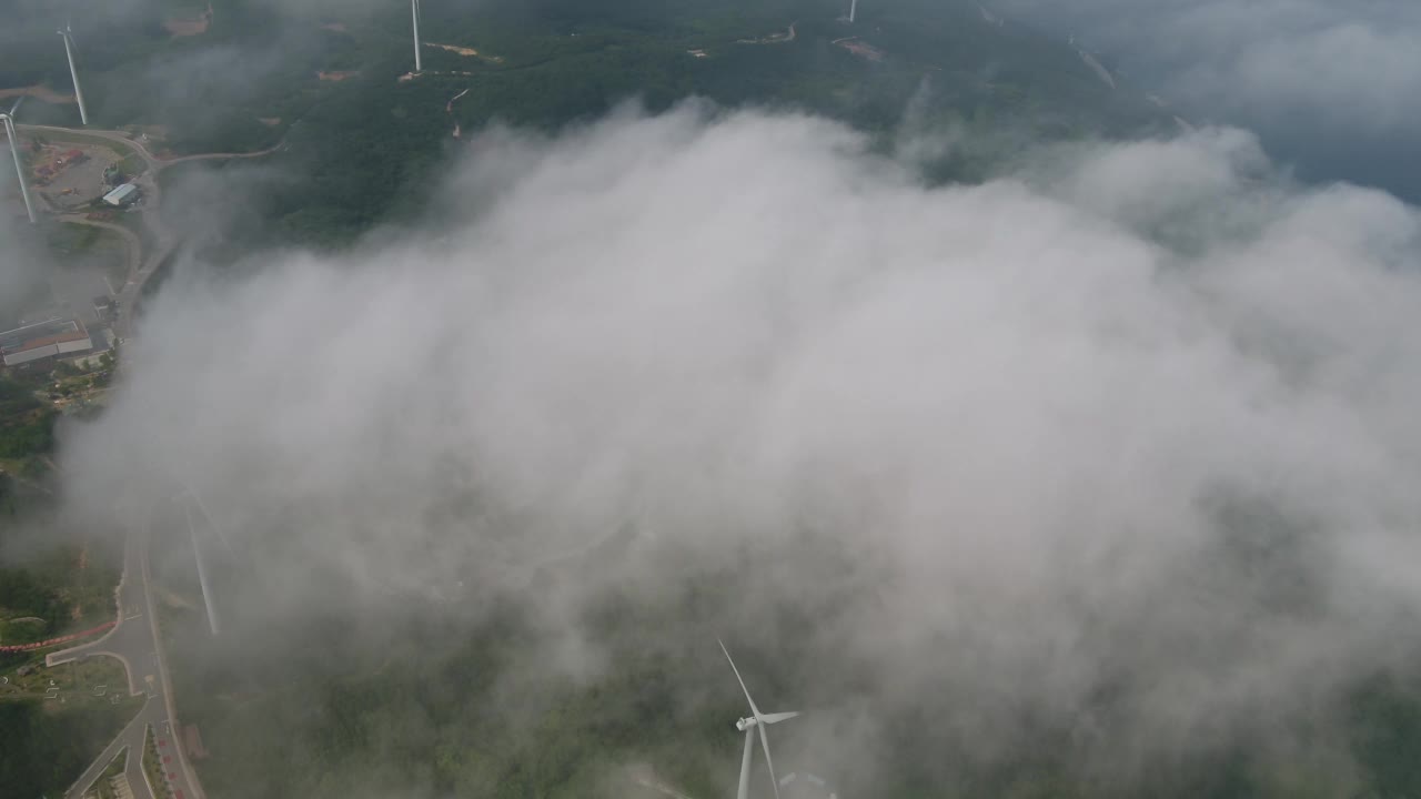 韩国庆尚北道盈德郡盈德郡盈德风力发电场上空的云海视频素材