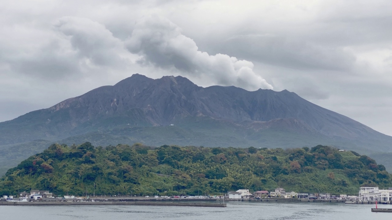 雨中冒着火山烟雾的樱岛金科湾，海景。日本鹿儿岛。视频素材