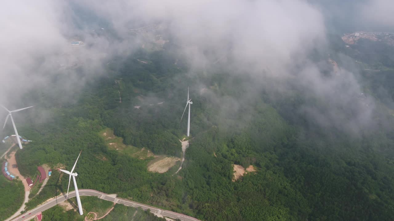 韩国庆尚北道盈德郡盈德郡盈德风力发电厂上空的云海和大自然视频素材