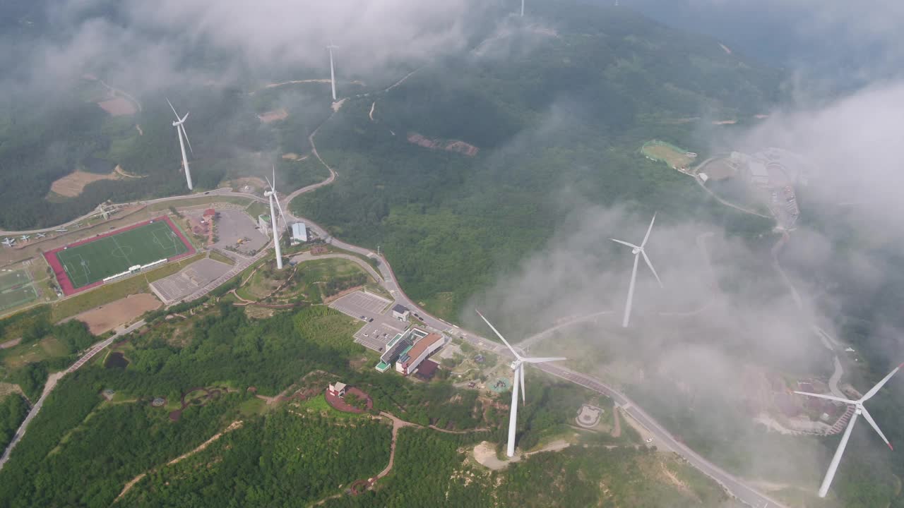 韩国庆尚北道盈德郡盈德郡盈德风力发电厂上空的云海和大自然视频素材