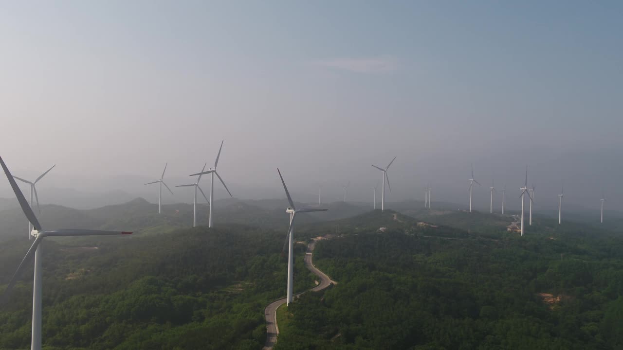 韩国庆尚北道盈德郡盈德郡的盈德风电场和自然的风力涡轮机视频素材