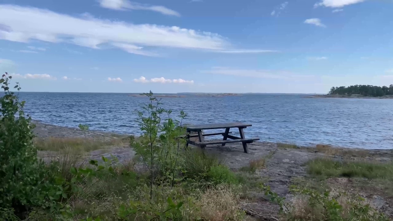 在瑞典的群岛，空旷的野餐室外的风景视频素材