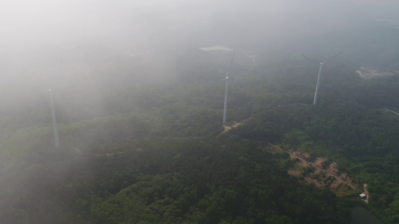 韩国庆尚北道盈德郡盈德郡盈德风力发电场上空的风力发电机和云海视频素材