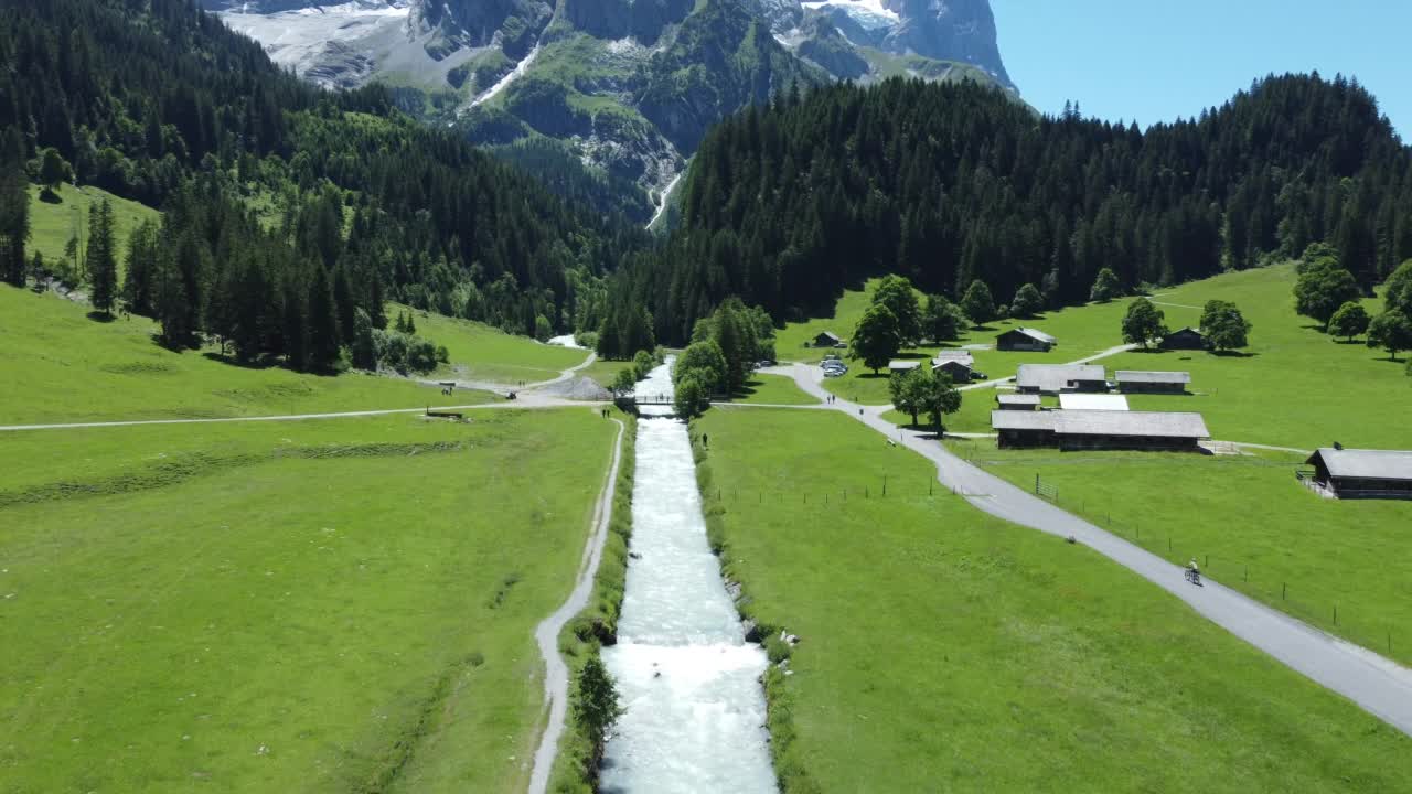 小溪穿过高山，瑞士Gschwandtenmad视频素材