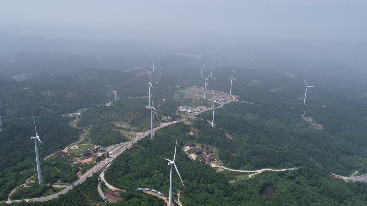 韩国庆尚北道盈德郡盈德郡盈德风力发电厂上空的云海和大自然视频素材