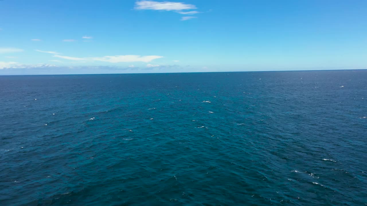 海景,鸟瞰图。蓝色的海和云的天空。视频素材