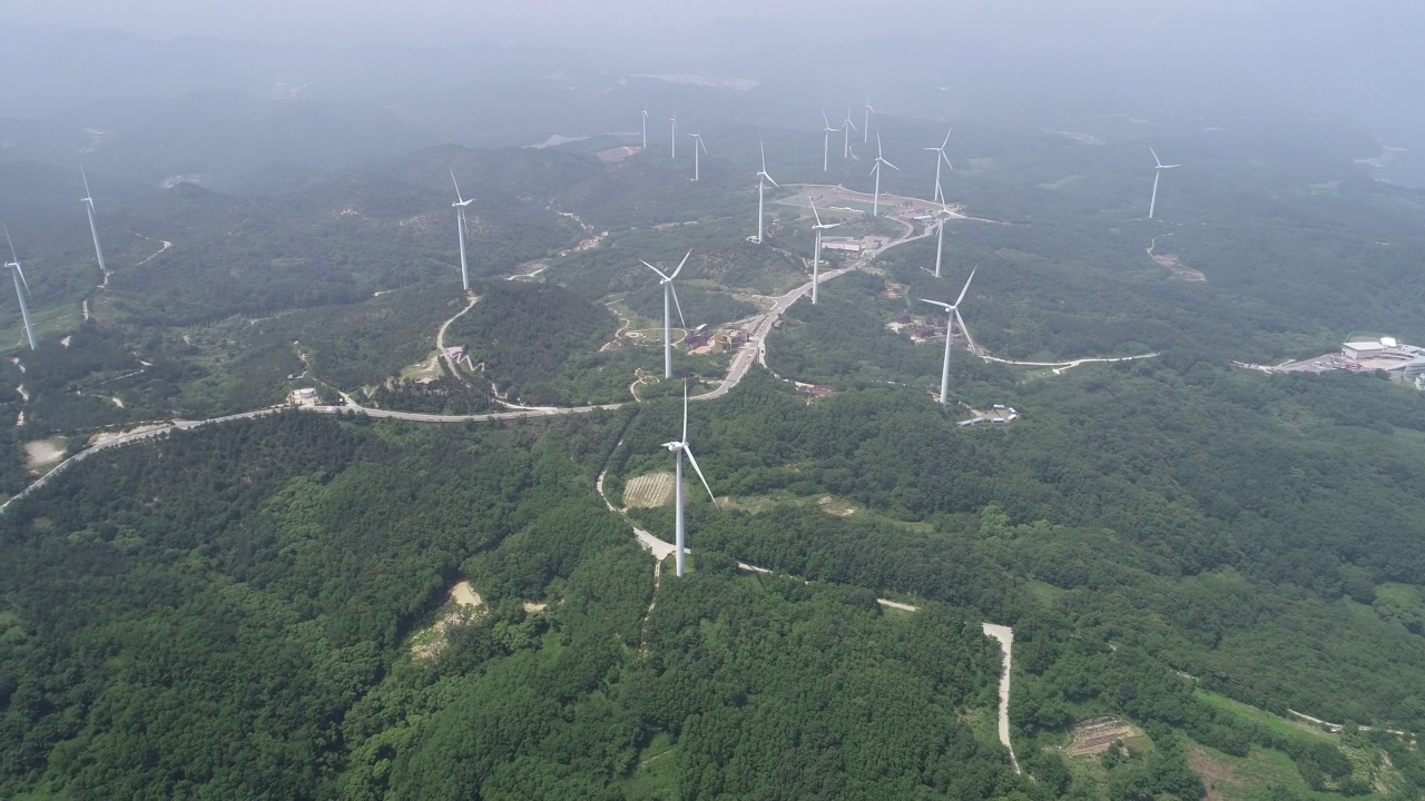 韩国庆尚北道盈德郡盈德郡的盈德风电场和自然视频素材