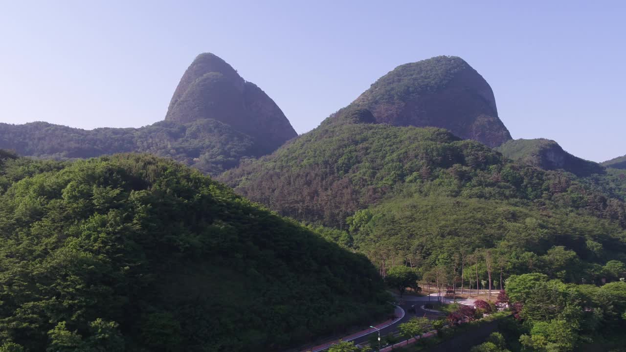 位于韩国全北郡马岭郡的马山山和建筑视频素材