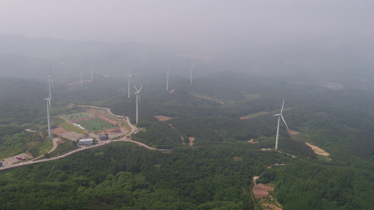 韩国庆尚北道盈德郡盈德郡盈德风力发电厂上空的云海和大自然视频素材