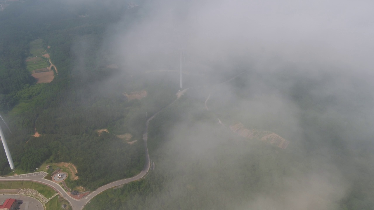 韩国庆尚北道盈德郡盈德郡盈德风力发电场上空的云海视频素材