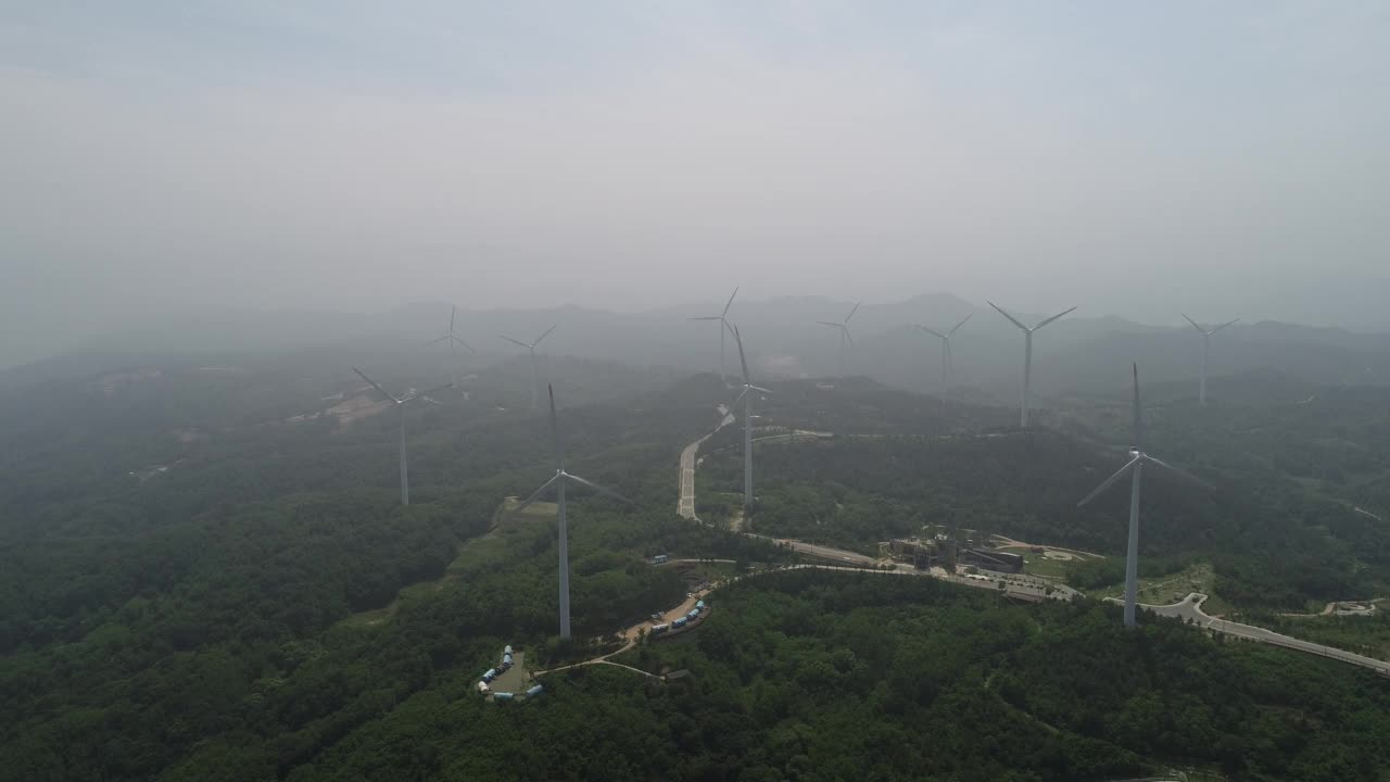 韩国庆尚北道盈德郡盈德郡盈德风力发电厂上空的云海和大自然视频素材