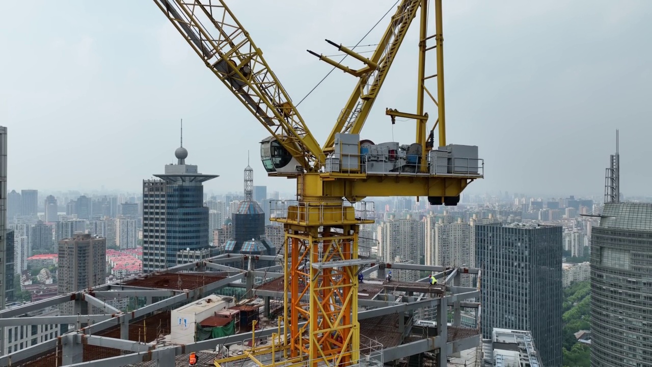 城市摩天大楼施工现场。无人机的鸟瞰图视频素材