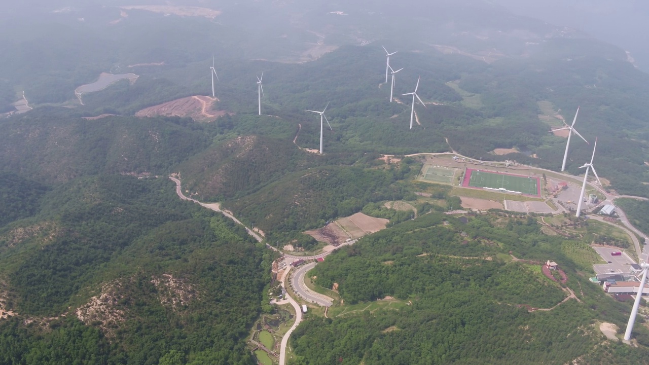 韩国庆尚北道盈德郡盈德郡的盈德风电场和自然视频素材