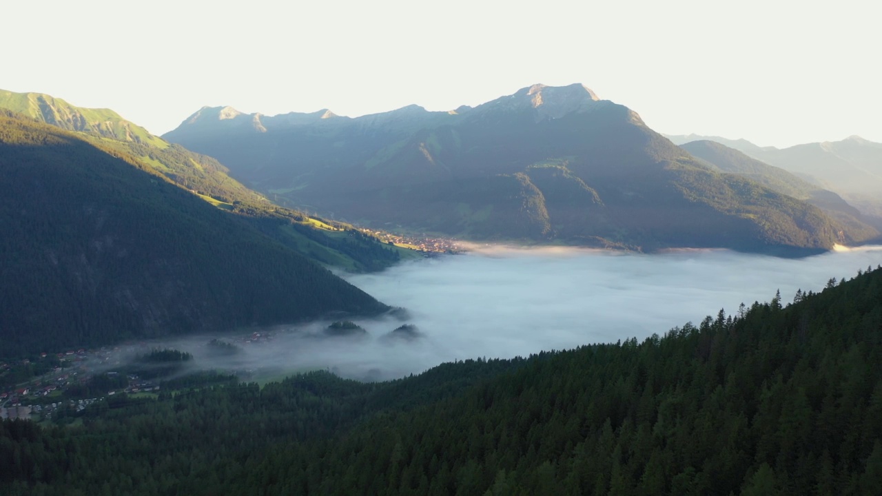 日出时山谷和山脉上空的云视频素材