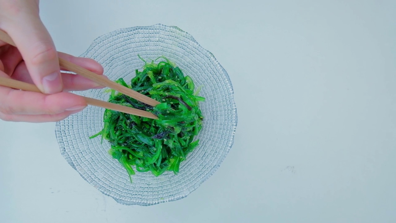 用筷子拍海藻的特写。视频素材