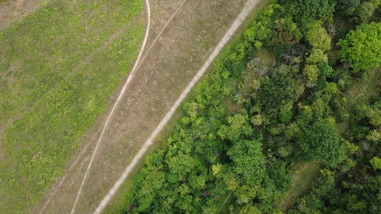 高角度鸟瞰图的英国道路和交通通过卢顿市和农村英格兰英国视频素材