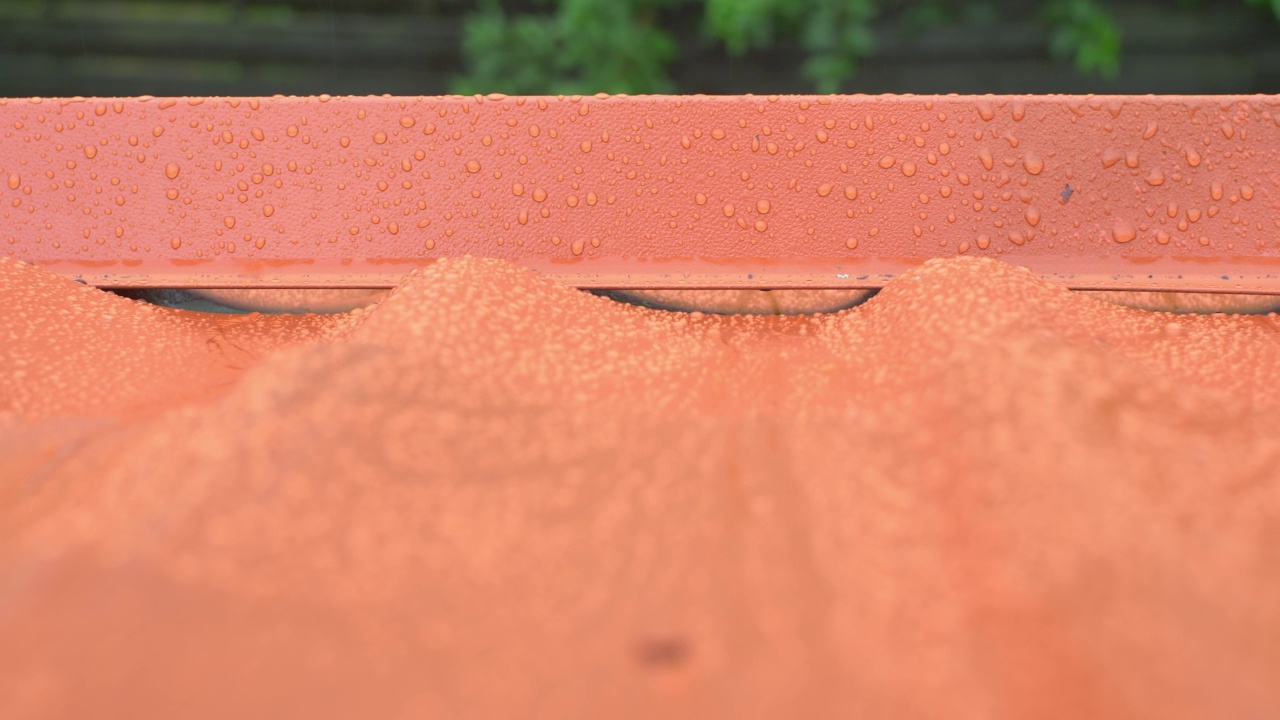 雷雨期间，雨水打在现代房屋的屋顶瓦片上视频素材