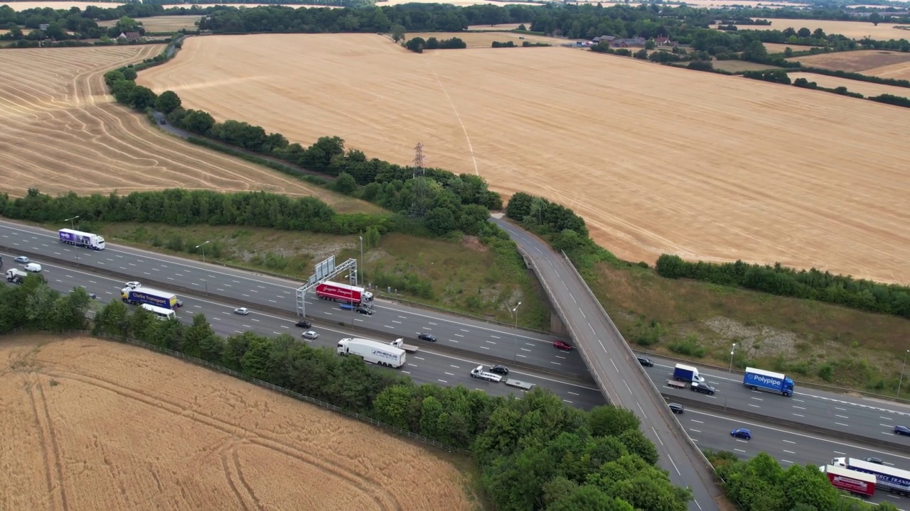 高角度鸟瞰图的英国道路和交通通过卢顿市和农村英格兰英国视频素材