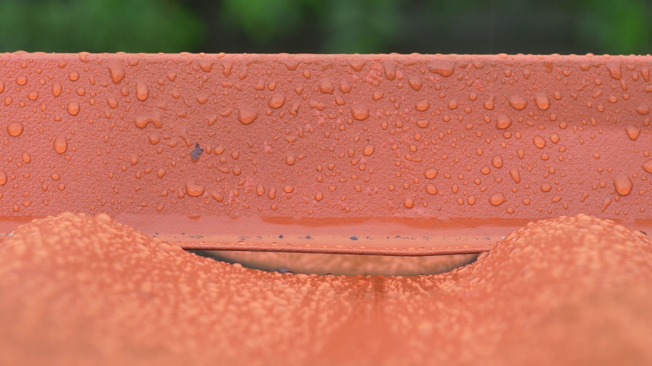 雷雨期间，雨水打在现代房屋的屋顶瓦片上视频素材