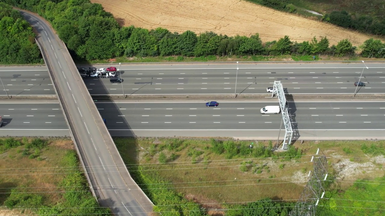 高角度鸟瞰图的英国道路和交通通过卢顿市和农村英格兰英国视频素材