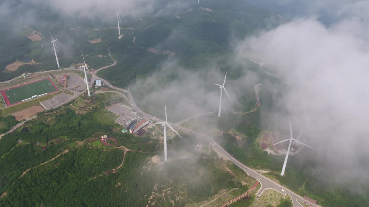 韩国庆尚北道盈德郡盈德郡盈德风力发电厂上空的云海和大自然视频素材